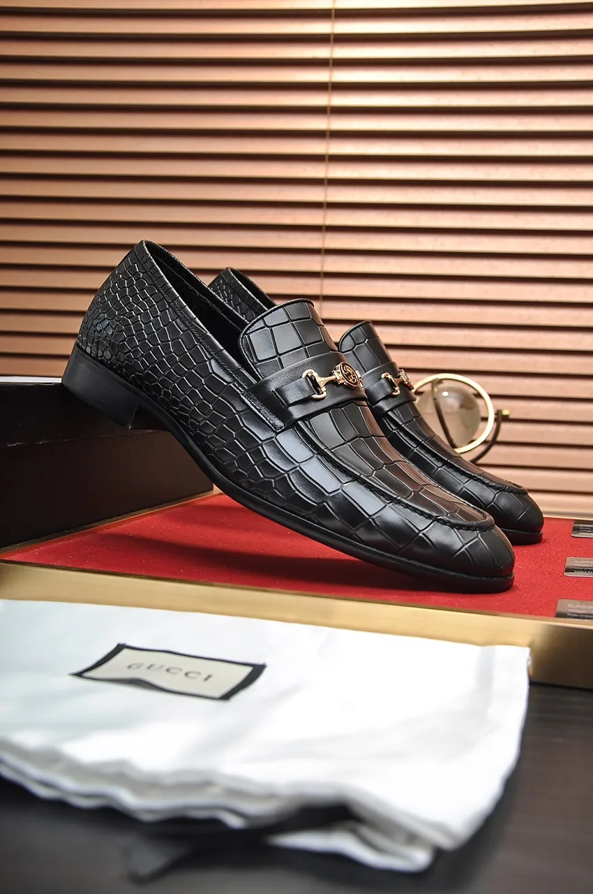 Men's shoes💰500💶Italy's top luxury men's shoe giant (GUCCI) (Gucci) (full cowhide lining) new arrival🍃Original European style🔰 Pleasant to the eye😍In order to make the shoes more durable and non-deformable🌀The production continues to follow traditional methods but there is still no lack of innovation💪Choose original sheepskin for the leather♻️ Smooth and natural And extra bright ⭐Made of imported cowhide, the first choice of rich people 38-45 (45 customized)